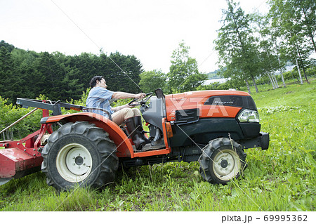 農作業するミドルの男性 農作業するミドルの男性 69995362