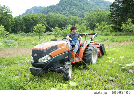 農作業する若い男性 69995409