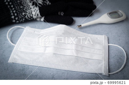 マスクで冬の感染対策　インフルエンザ予防　新型コロナウイルス対策　同時流行　健康管理　体温計 69995621