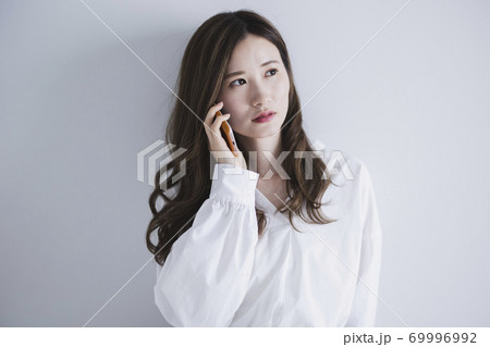 スマートフォンを使う女性 69996992