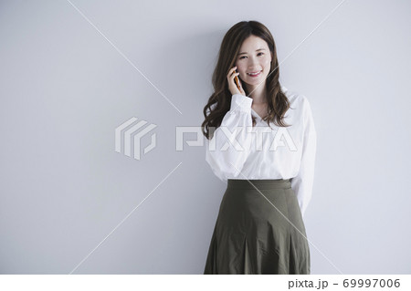 スマートフォンを使う女性 スマートフォンを使う女性 69997006