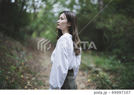 緑の多い公園にいる女性 緑の多い公園にいる女性 69997107