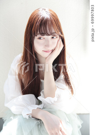 若い女性 ヘアスタイル 若い女性 ヘアスタイル 69997803