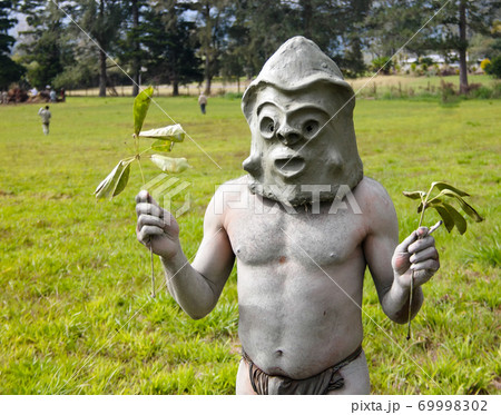 Asaro Mudman tribe man in Mount Hagen festival, Papua New Guinea 69998302