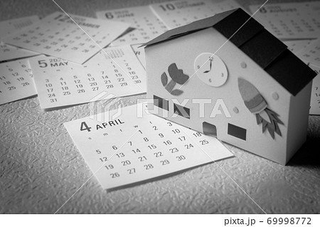 園舎と4月のカレンダー　保育所、幼稚園、保育園、認定こども園、託児所と4月のカレンダー 69998772