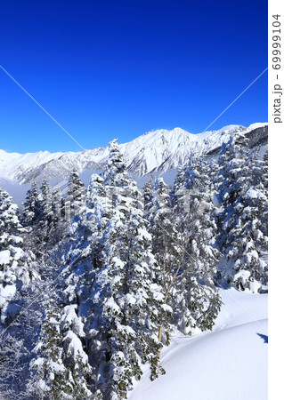 冬の北アルプス 穂高連峰雪景色 冬の北アルプス 穂高連峰雪景色 69999104