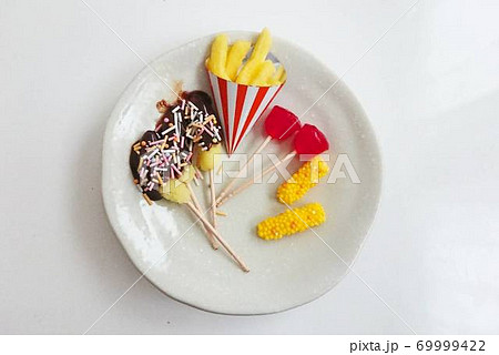 チョコバナナやリンゴ飴など屋台イメージの知育菓子の写真素材 69999422 Pixta