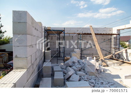 Construction of the walls of the house from foam concrete bricks. Construction of the walls of the house from foam concrete bricks. 70001571