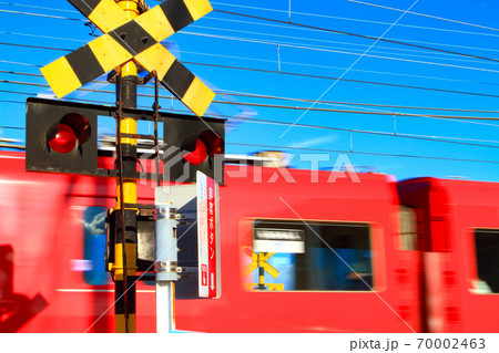 踏切を通過する名鉄電車の風景 踏切を通過する名鉄電車の風景 70002463