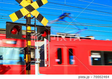 踏切を通過する名鉄電車の風景の写真素材