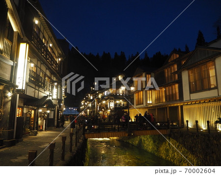 ガス灯の灯る銀山温泉の風景 ガス灯の灯る銀山温泉の風景 70002604