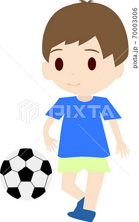 元気にサッカーをする可愛い子供のイラストのイラスト素材