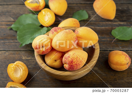 Delicious ripe apricots and leaves 70003287