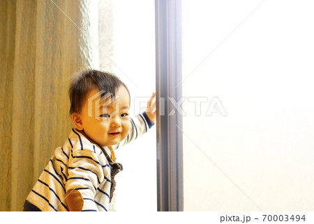 カメラ目線で笑顔の綺麗な赤ちゃんとコピースペース 70003494