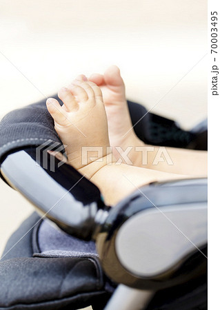 チャイルドシートと赤ちゃんの足とコピースペース 70003495