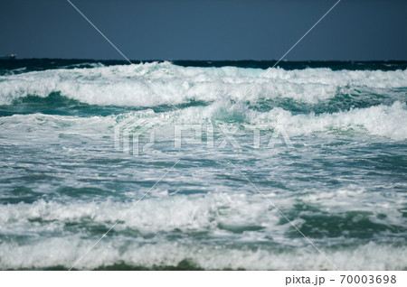 荒れた海と波の写真素材