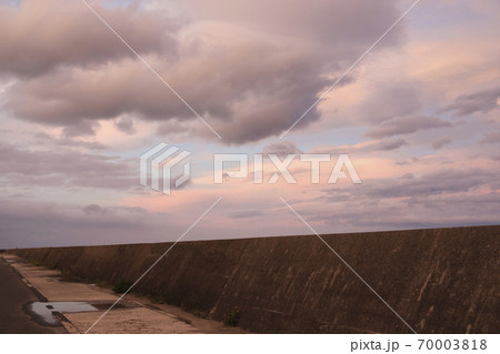 マジックアワーでピンクに染まった街並み 70003818