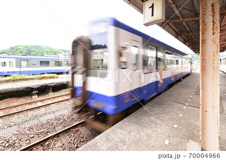 のと鉄道 穴水駅を発車するNT213気動車 のと鉄道 穴水駅を発車するNT213気動車 70004966