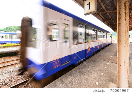 のと鉄道　穴水駅を発車するNT213気動車 70004967