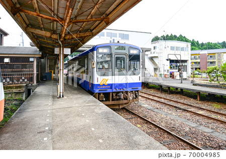 のと鉄道　穴水駅に停車中のNT213気動車 70004985