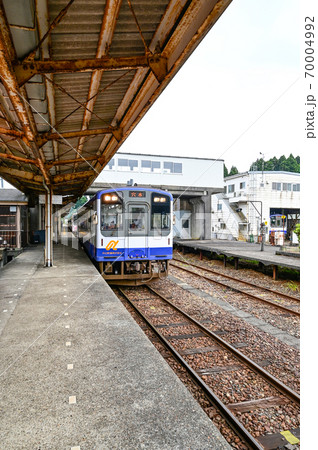 のと鉄道　穴水駅に停車中のNT213気動車 70004992