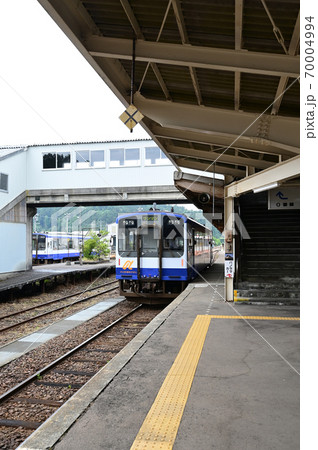 のと鉄道 穴水駅に停車中のNT213気動車 のと鉄道 穴水駅に停車中のNT213気動車 70004994