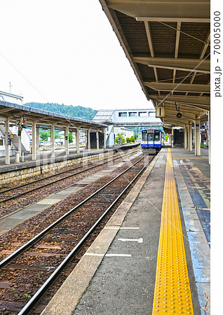 のと鉄道　穴水駅に停車中のNT213気動車 70005000