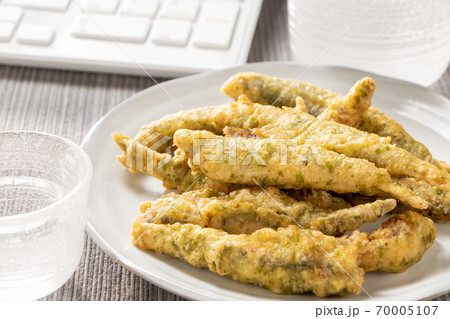 オンライン飲み会イメージ。キーボードとおつまみと日本酒。 70005107