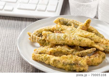 オンライン飲み会イメージ。キーボードとおつまみと日本酒。 70005108