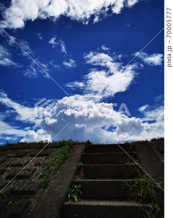 階段の向こうに夏の空 70005777