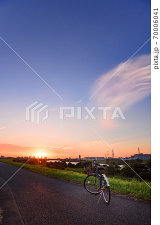 (埼玉県)荒川河川敷のご来光と自転車 (埼玉県)荒川河川敷のご来光と自転車 70006041