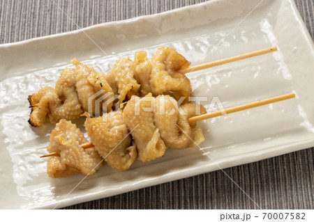 焼き鳥、皮塩串(鶏皮の塩焼き)。 焼き鳥、皮塩串(鶏皮の塩焼き)。 70007582
