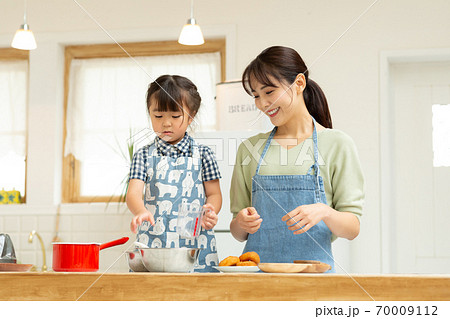 子供とおかし作りを楽しむママ 子供とおかし作りを楽しむママ 70009112