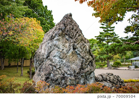 日本庭園の岩の写真素材 [70009504] - PIXTA