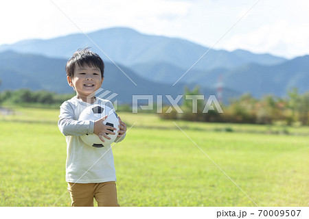 サッカーボールを持つ男の子の写真素材