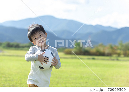 サッカーボールを持つ男の子 サッカーボールを持つ男の子 70009509