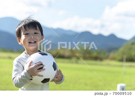 サッカーボールを持つ男の子の写真素材