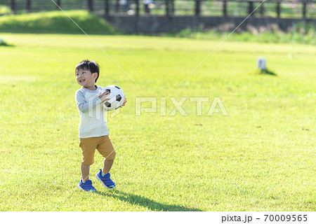 サッカーボールを持つ男の子の写真素材