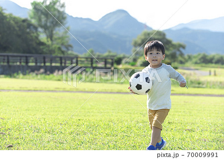 サッカーボールを持つ男の子の写真素材