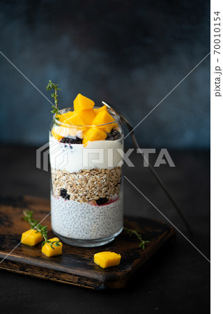 Greek yogurt with oatmeal, chia seeds and mango Greek yogurt with oatmeal, chia seeds and mango 70010154