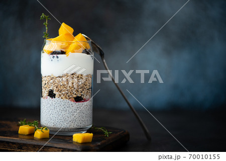 Greek yogurt with oatmeal, chia seeds and mango 70010155