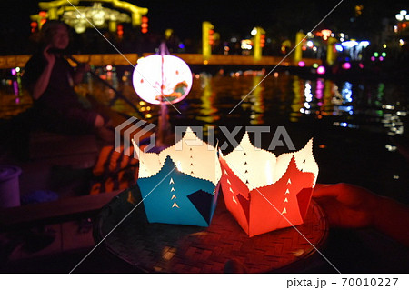ベトナム 世界遺産の古都ホイアンのランタン祭り トゥボン川灯籠流し 70010227
