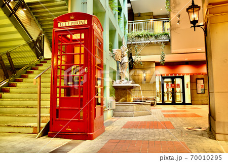 赤いおしゃれな電話ボックス 正面 赤いおしゃれな電話ボックス 正面 70010295