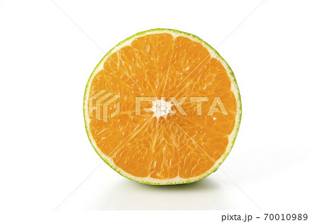 輪切りにした青切り温州みかん 70010989