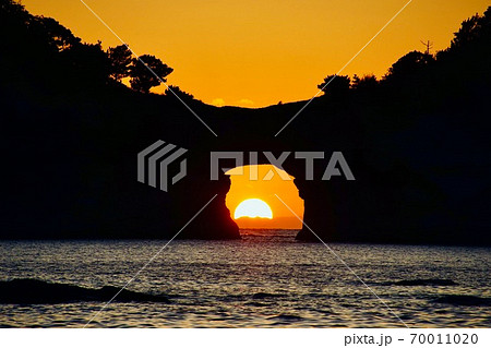 南紀白浜　円月島と夕日　和歌山県西牟婁郡白浜町 70011020