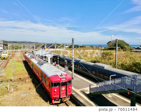 JR つの駅 赤い列車 青い空と海 JR つの駅 赤い列車 青い空と海 70011484