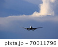 着陸態勢の旅客機 70011796