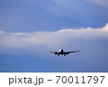 着陸態勢の旅客機 70011797