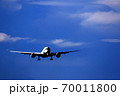 着陸態勢の旅客機 70011800