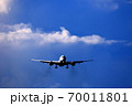 着陸態勢の旅客機 70011801